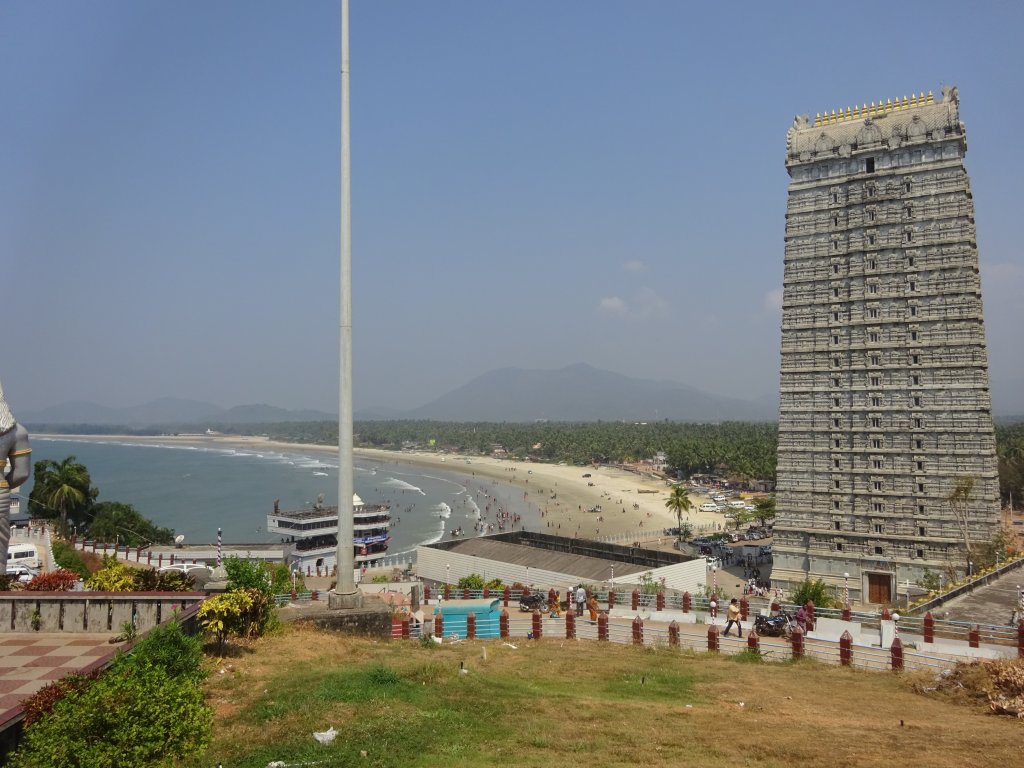 The beach in Murudeshwar is splendid