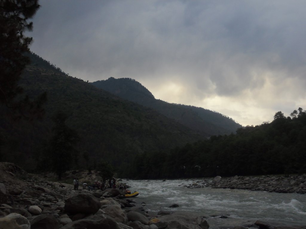 Kullu-Manali section offers excellent rafting opportunity